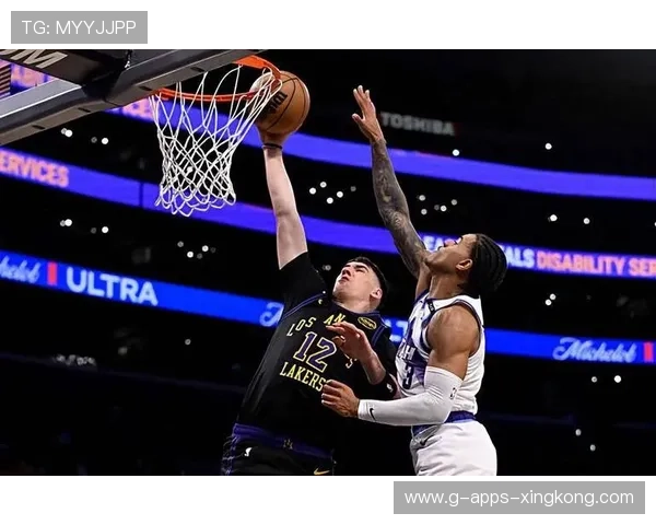 湖人一日集训，詹姆斯与新援默契提升