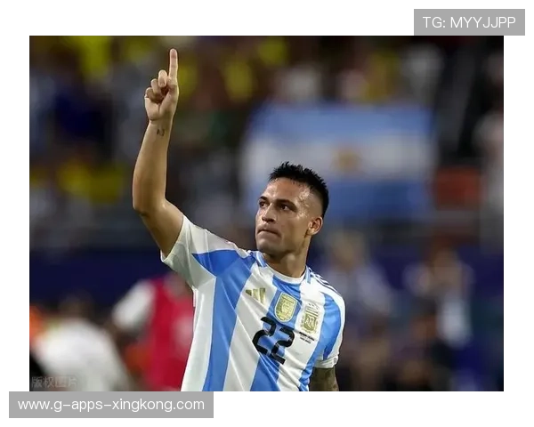 劳塔罗在混战中完成巧妙挑射，成就顶级球员的瞬间